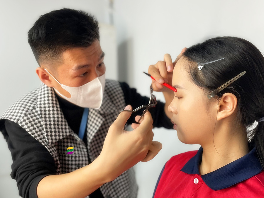 如何用睫毛夾？化妝工具介紹