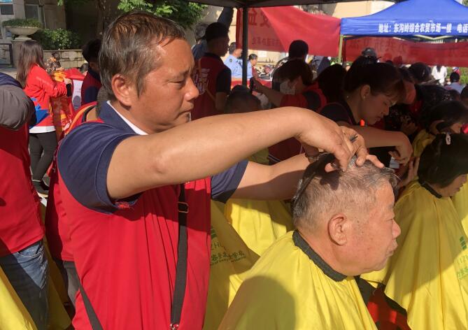 冬日暖陽，廣西美發(fā)理發(fā)學(xué)校小區(qū)免費理發(fā)