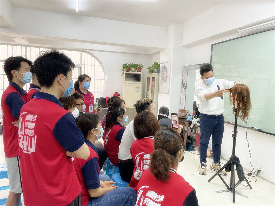 電卷棒怎么用？南寧學(xué)美發(fā)工具有哪些？