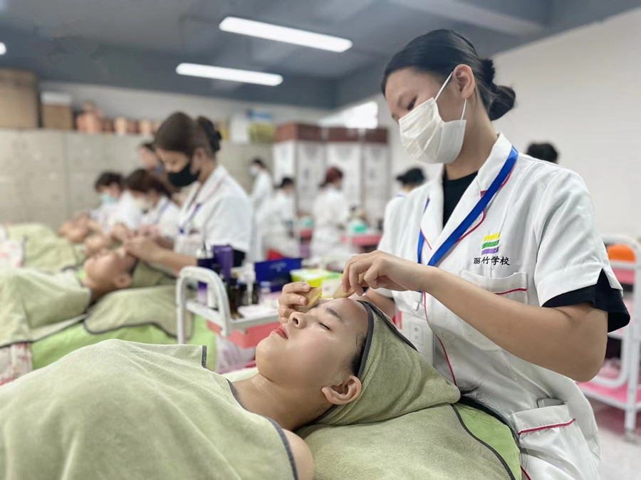 面部刮（sha）痧的教程，?廣西美容皮膚管理學(xué)校學(xué)習(xí)