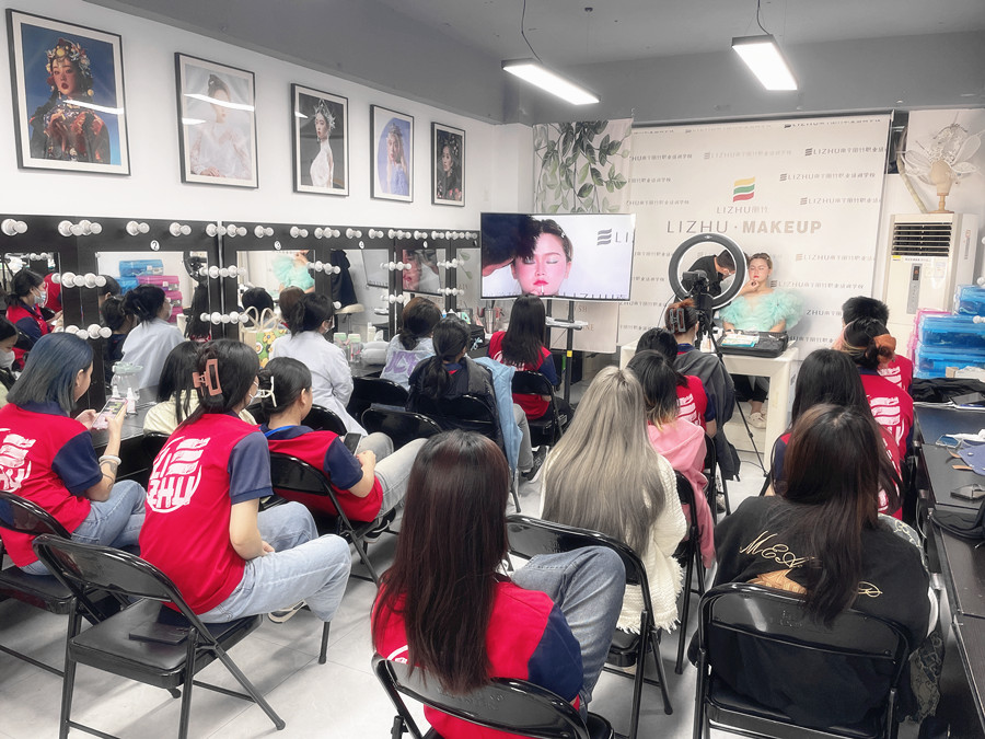 花樣新娘的化妝要點(diǎn)，南寧新娘跟妝培訓(xùn)