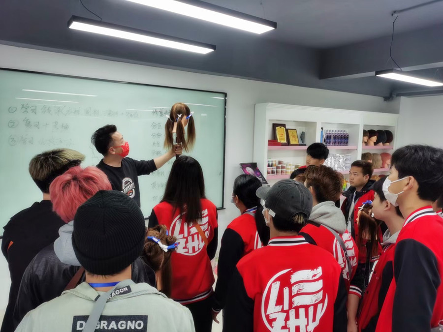 剪女發(fā)的技巧，廣西剪發(fā)理發(fā)學(xué)校課堂