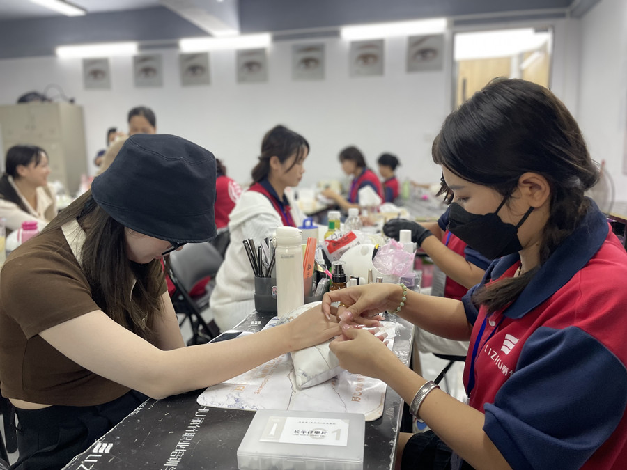 全貼甲片卸甲步驟，廣西美甲學校在哪里？