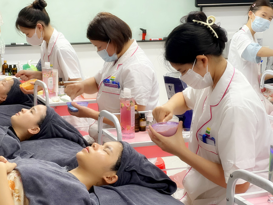 軟膜與貼片面膜的特點(diǎn)，南寧美容培訓(xùn)課程