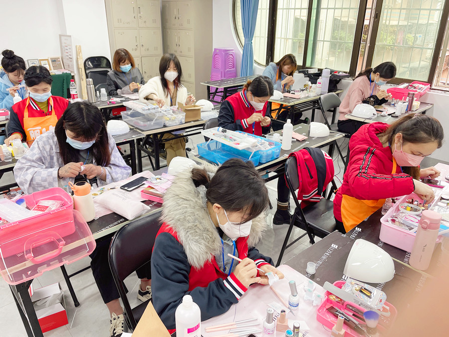 水彩草莓美甲，廣西美甲學(xué)校推薦