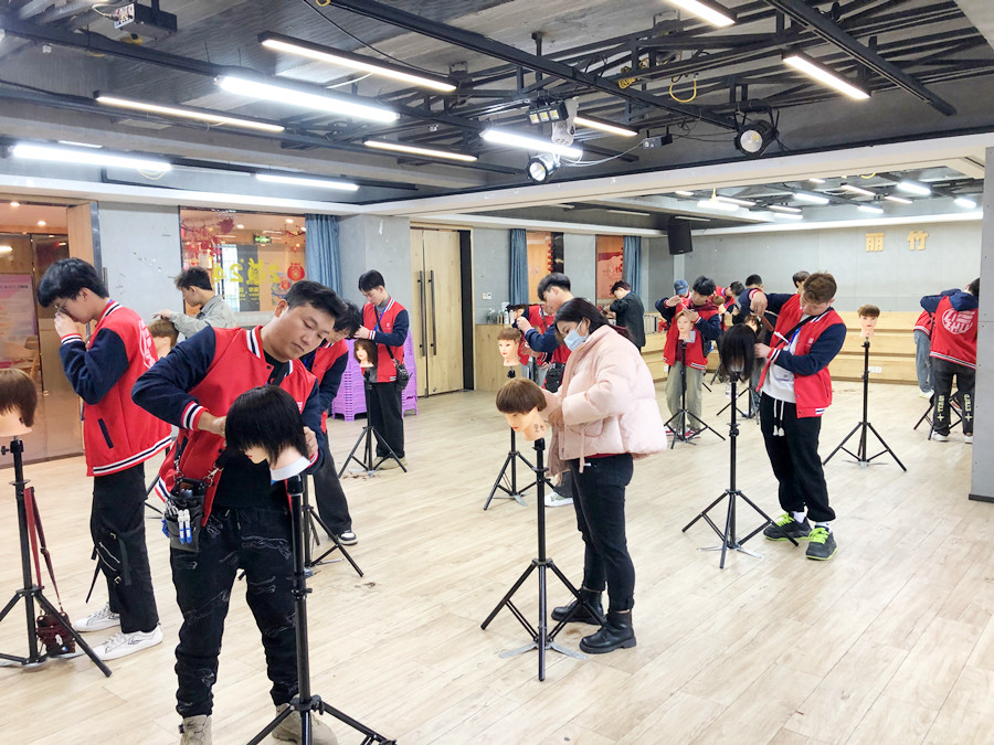 修剪碎發(fā)的技巧，廣西美發(fā)理發(fā)技術(shù)學(xué)校教學(xué)