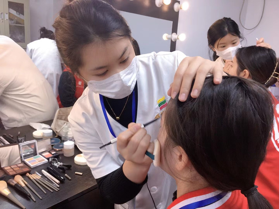 美容師應(yīng)該怎么化妝？南寧美容職業(yè)學(xué)校實(shí)踐教學(xué)