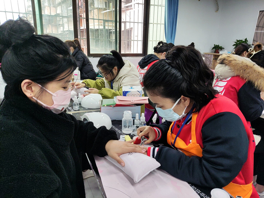 ?美甲粘合劑的使用教程 | 南寧美甲校園生活