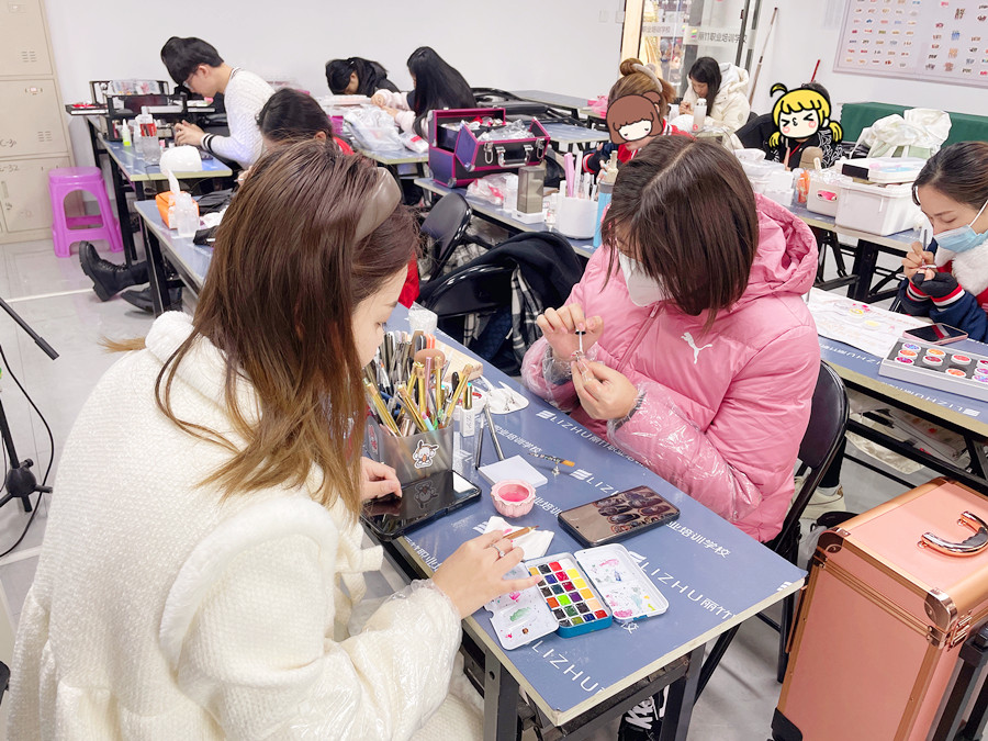 美甲學(xué)色彩重要性，廣西美甲基礎(chǔ)班彩教學(xué)內(nèi)容