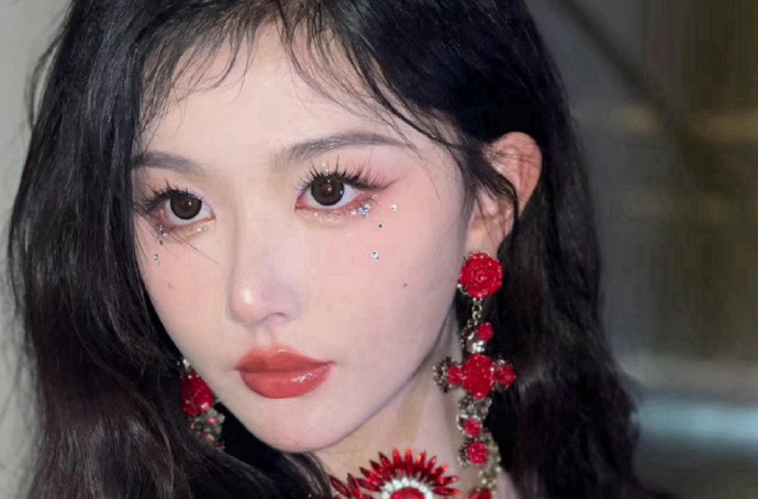 孔雪兒演唱會(huì)碎鉆仿妝，廣西美妝學(xué)習(xí)