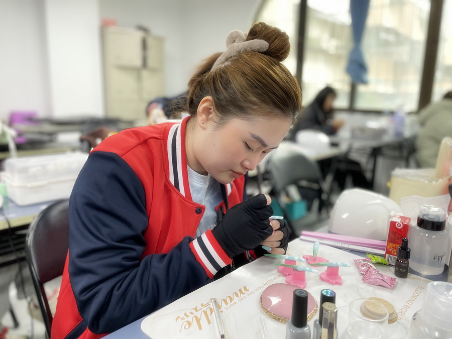 廣西學(xué)美甲護(hù)理：白色美甲變黃怎么辦？