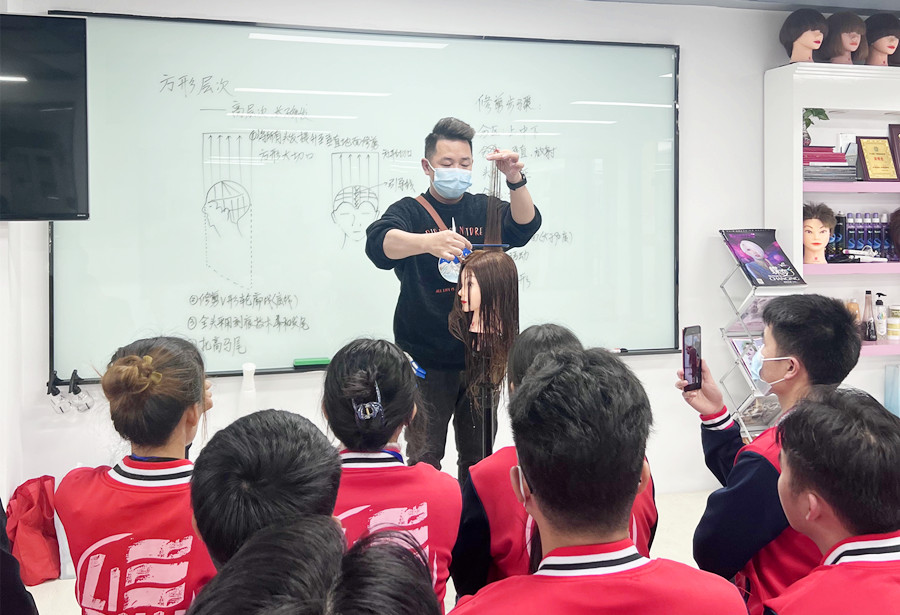 高馬尾的修剪技巧，南寧學(xué)女士剪發(fā)