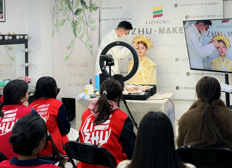 簪花寫真妝容特點(diǎn)，南寧化妝寫真培訓(xùn)學(xué)?？偨Y(jié)