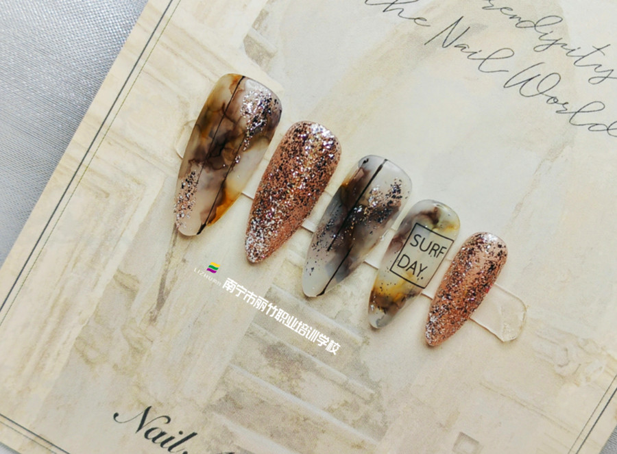 潑墨暈染美甲，廣西南寧美甲職業(yè)技術(shù)學(xué)校作品