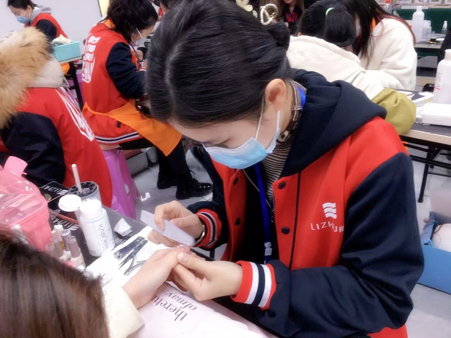 打磨甲面的作用？南寧美甲培訓(xùn)班技能分享