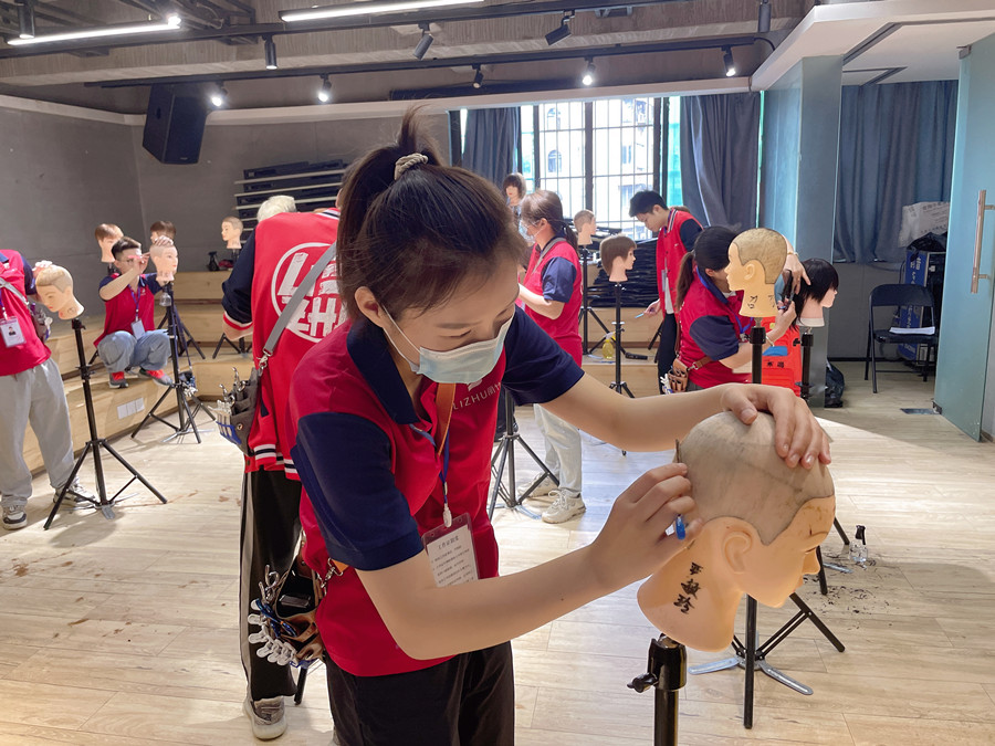 美發(fā)剃刀的使用技巧，廣西美發(fā)理發(fā)職業(yè)學校告訴你