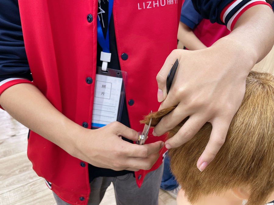 如何準確定位側(cè)面頭發(fā)的落點？廣西學剪發(fā)