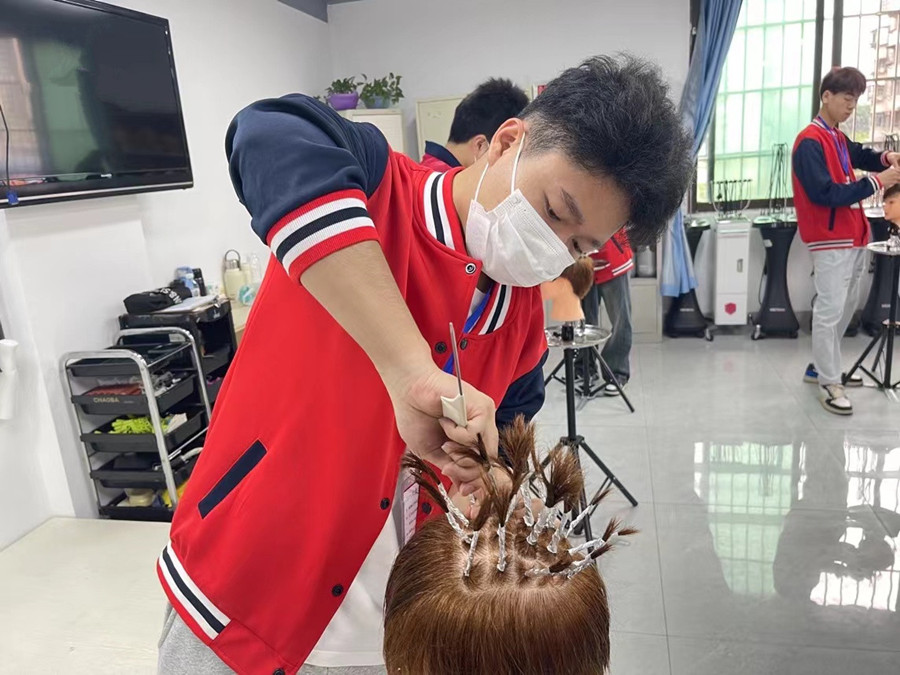 什么是錫紙燙？廣西美發(fā)燙染剪學(xué)校課程講解