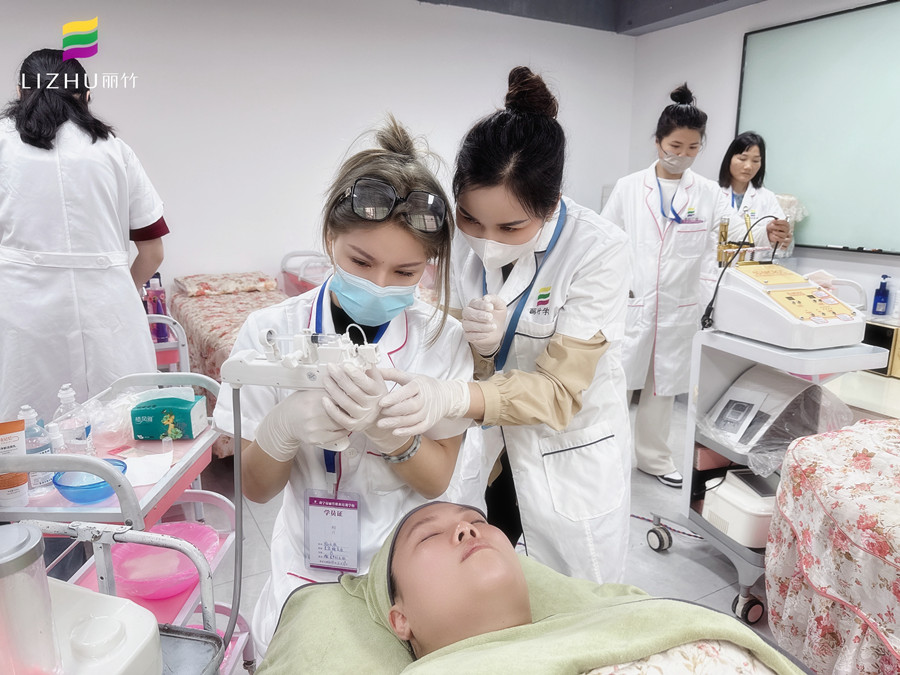 學(xué)美容儀器的基礎(chǔ)，南寧美容學(xué)校一對一教學(xué)