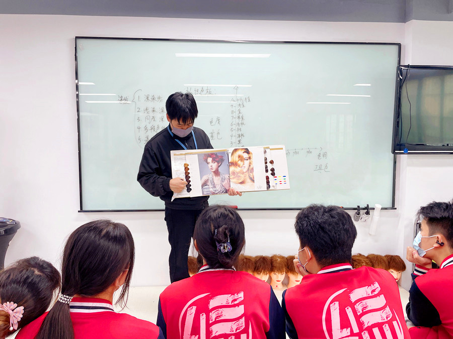 認識染發(fā)系統(tǒng)和色板，南寧學(xué)染發(fā)基礎(chǔ)