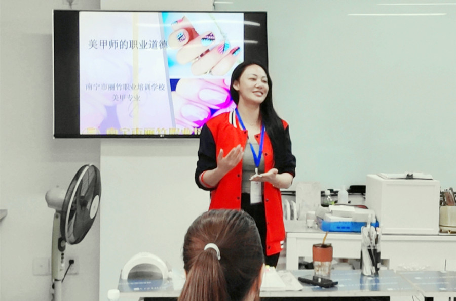 你好！歡迎來到南寧美甲培訓(xùn)學(xué)校