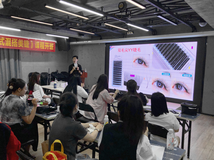 南寧美甲美睫培訓(xùn)學(xué)校《花式混搭美睫》課程開班