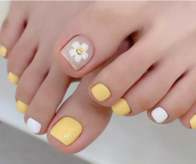 夏日腳趾美甲圖片，南寧美甲造型職業(yè)學校分享