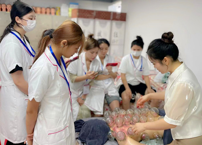 拔罐的操作流程，南寧美容美體課堂手法示范