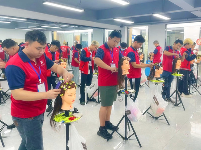 南寧燙染培訓(xùn)學(xué)校課堂練習(xí)花絮