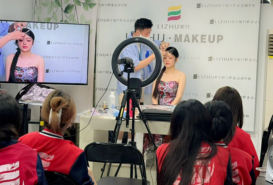 新中式禮服新娘造型特點，廣西新娘妝跟妝課程