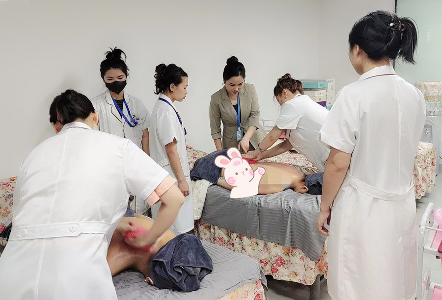 揉腹的好處，南寧美容美體健康學(xué)校講解