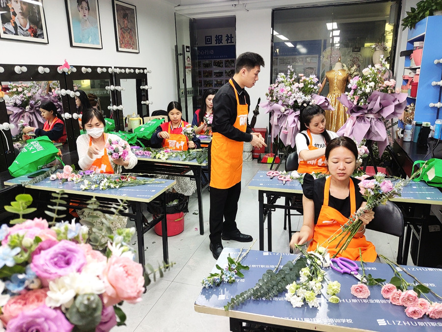 南寧插花花藝學(xué)習(xí)：制作手捧花教程