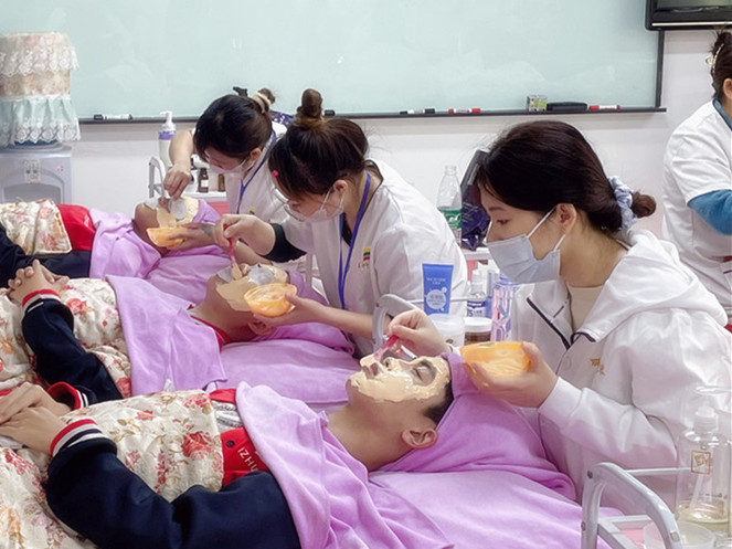 大愛(ài)喜歡軟膜粉護(hù)膚的原因，廣西學(xué)皮膚管理