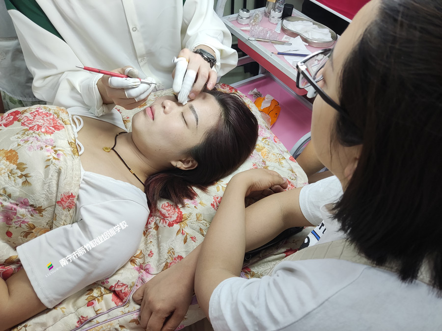 廣西紋繡技巧：紋繡師如何控制色乳的分量？