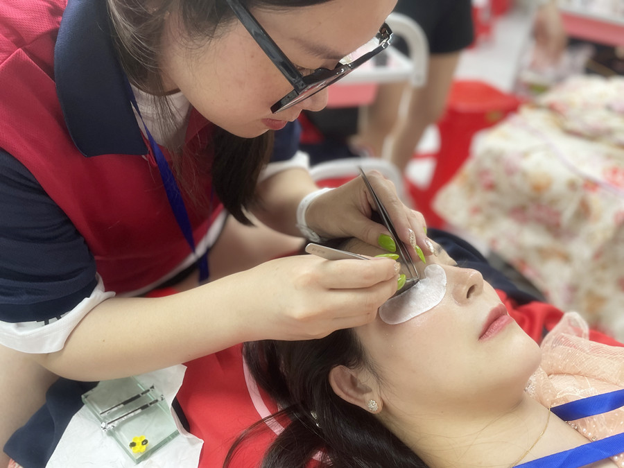 美睫后眼睛癢？廣西美甲美睫學(xué)校幫你解決