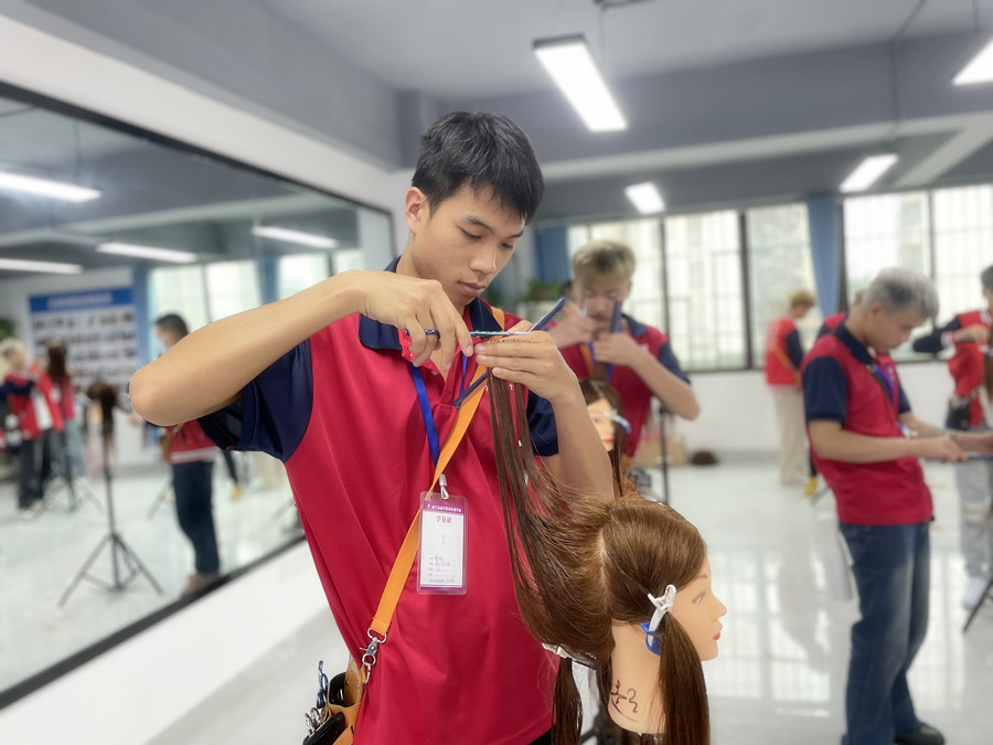 南寧美發(fā)基礎學校：牙剪是干嘛的？