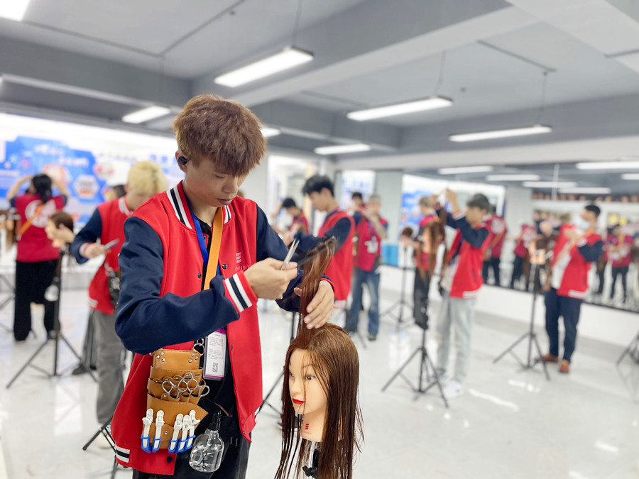 影響剪發(fā)的因素，廣西剪發(fā)結(jié)技術(shù)學(xué)校課程講解