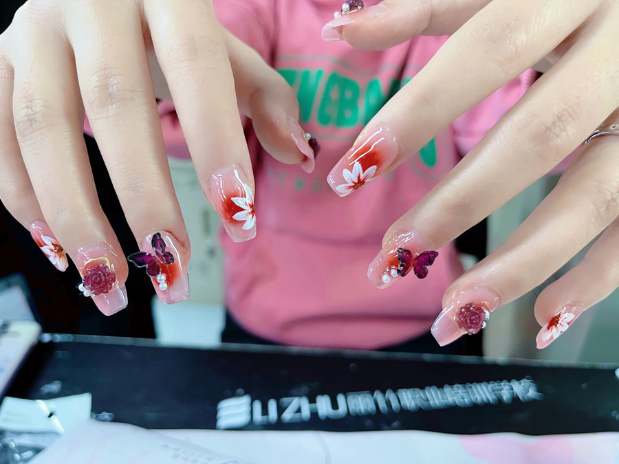 廣西美甲美睫：如何選擇適合自己的指甲形狀？