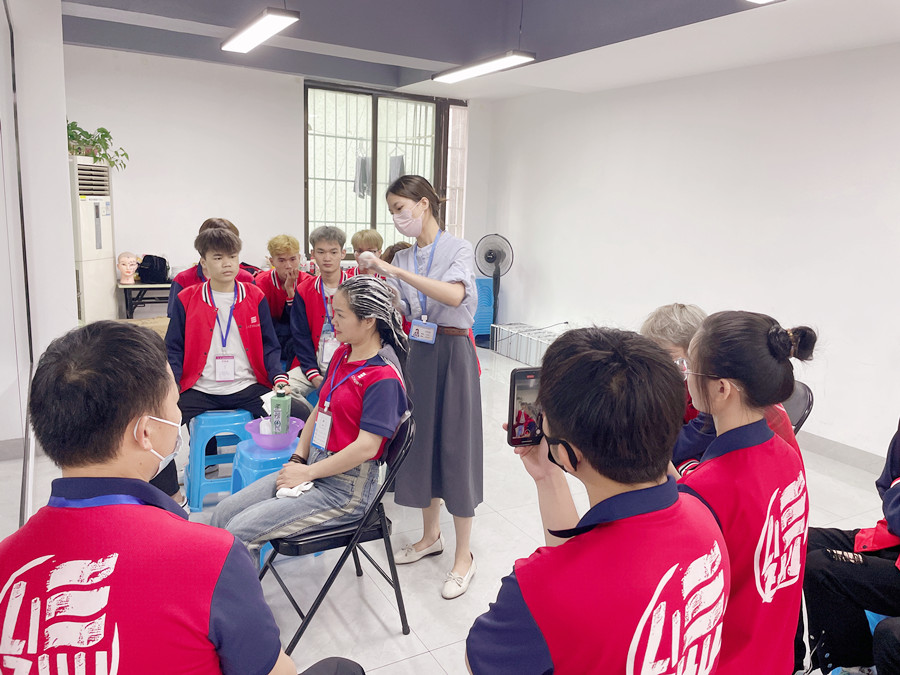 中式洗頭流程，南寧學(xué)洗頭的學(xué)校實訓(xùn)課堂