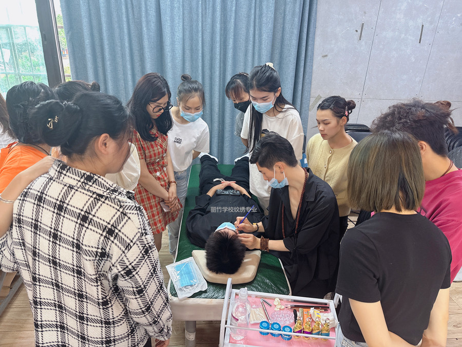 紋繡二次上色注意事項，南寧紋繡專業(yè)學(xué)校課程講解