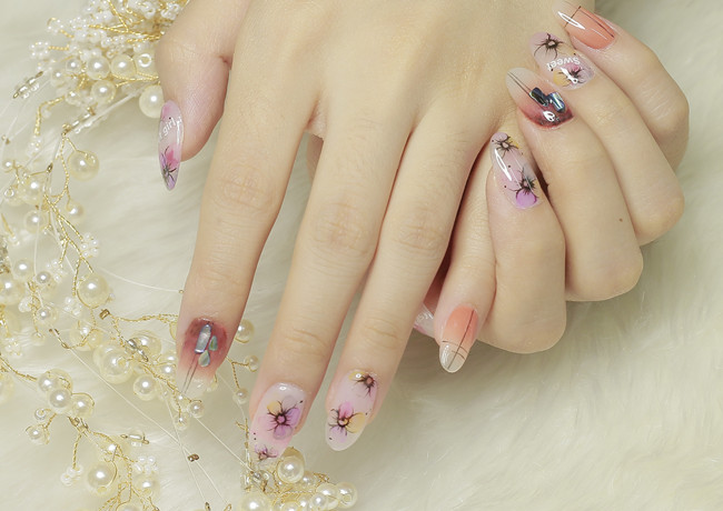 韓式花朵美甲，南寧美甲學(xué)習(xí)中心推薦