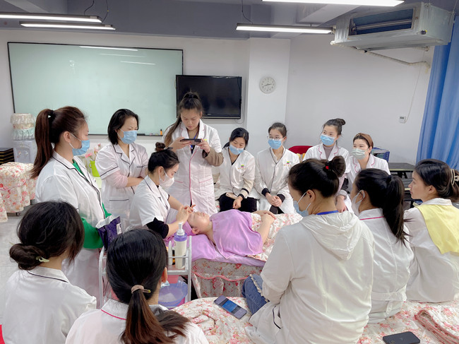 問(wèn)題皮膚夏日護(hù)膚指南，南寧美容養(yǎng)顏學(xué)校分享