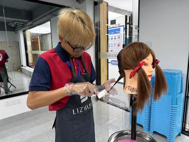 如何進(jìn)行染發(fā)？南寧燙染實(shí)訓(xùn)課堂