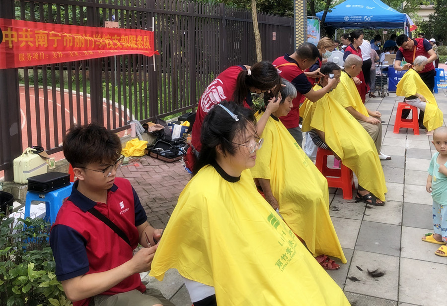 南寧培訓(xùn)美發(fā)社會實踐，為公園溪府小區(qū)居民免費理發(fā)