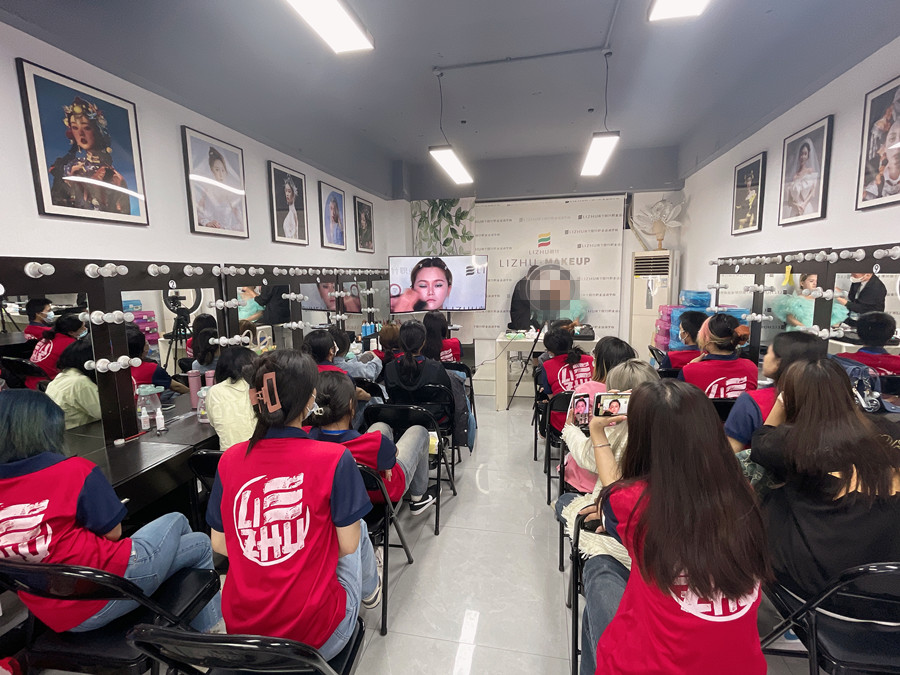 節(jié)目盛典主持人妝容特點(diǎn)，南寧彩妝學(xué)習(xí)