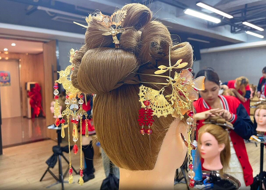 秀禾發(fā)型特點(diǎn)解析，南寧學(xué)化妝造型