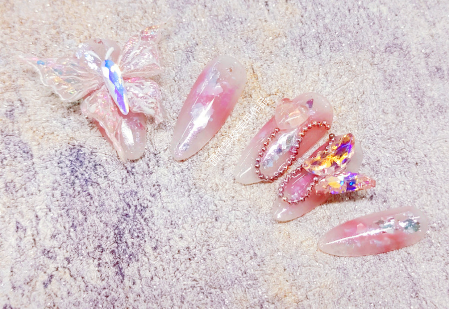 蝴蝶飾品美甲，廣西美甲技術(shù)職業(yè)作品分享