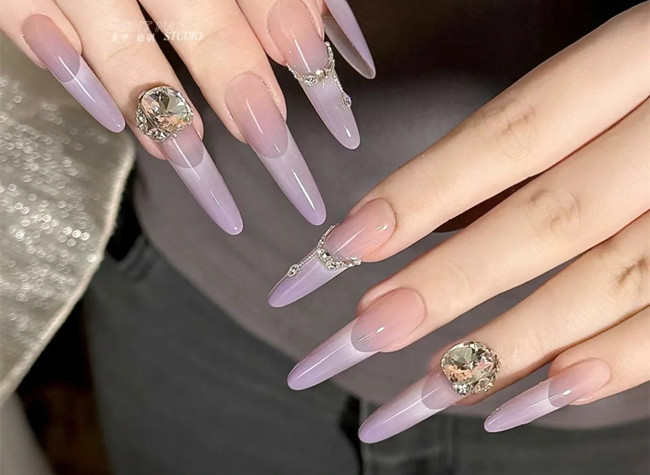 紫色顯白美甲，南寧美甲造型培訓(xùn)學(xué)校分享