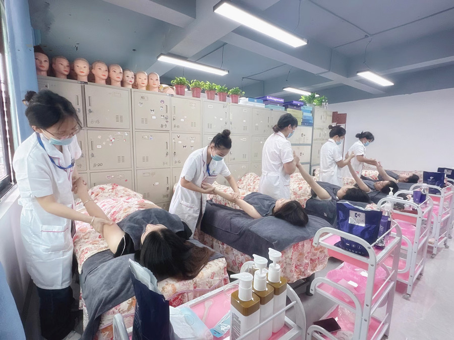 為什么要進(jìn)行手部護(hù)理？南寧美容職業(yè)培訓(xùn)學(xué)校解答