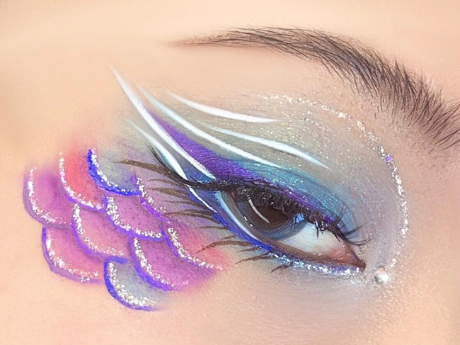 化妝新手學(xué)眼妝：彩繪創(chuàng)意眼妝